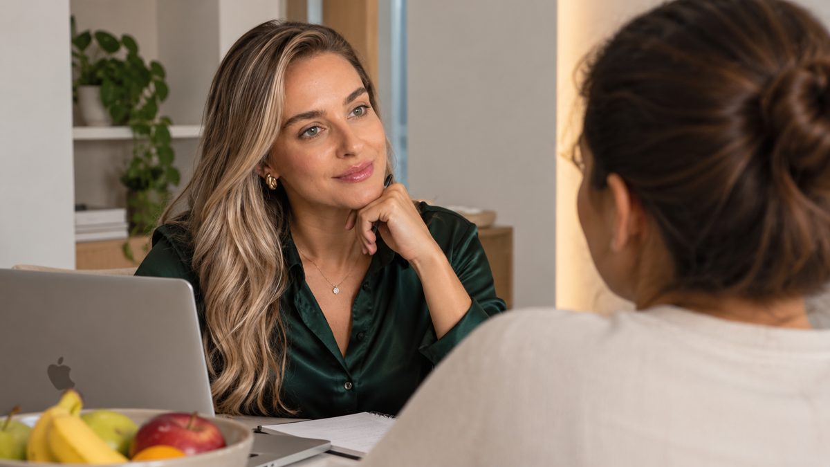 Nutricionista conversando com paciente em consultório